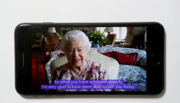 Prima apariție într-o conferință video pentru Regina Elisabeta a II-a. Imaginile care au făcut înconjurul lumii