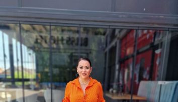 Oana Roman, singură cu fiica ei, în prima zi de școală. Marius Elisei, marele absent: „A durut-o”