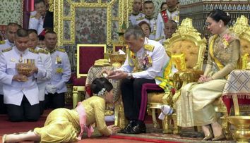 Coronavirus | Regele Thailandei s-a izolat cu 20 de concubine într-un hotel din Germania