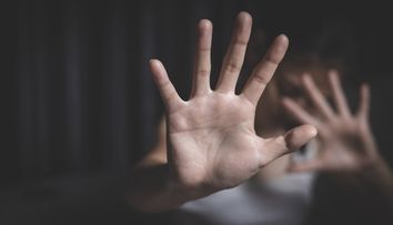 Mai mulți foști angajați ai unui salon de coafură, forțați să se dezbrace și bătuți cu biciul pentru a-și „îmbunătăți abilitățile”