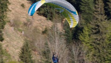 Momentul în care o parapantistă e lovită de un avion. Femeia a vrut să-și serbeze ziua de naștere cu un zbor cu parapanta