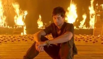 Enrique Iglesias e in flacari! Vezi in premiera noul clip 'Ayer'!