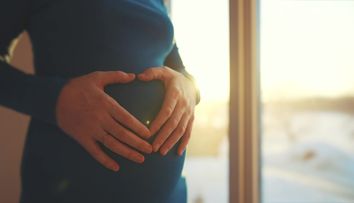 La 62 de ani, o femeie a decis să își vindece durerea pierderii unui fiu, alegând să devină din nou mamă. Decizia ei a stârnit controverse