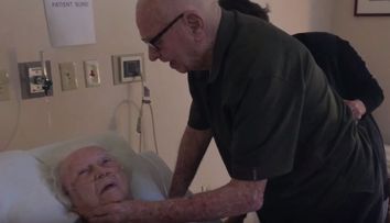 Emotie pura! Un barbat de 92 de ani ii canta sotiei aflate pe patul de spital. Imaginile care au facut inconjurul lumii