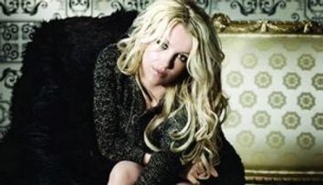 Britney Spears e din nou o blonda super sexy in pictorialul pentru Femme Fatale!