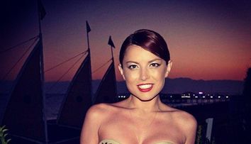 Elena Gheorghe se lauda cu un corp senzational. L-a aratat la plaja, intr-un costum de baie sexy