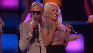 Christina Aguilera, sexy intr-o fusta mulata si sutien roz in finala 