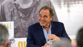 Oliver Stone a dezvăluit că și-a făcut vaccinul rusesc anti-coronavirus. „Nu știu dacă va funcționa”