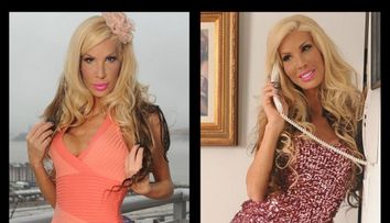 Ce observi ciudat la aceasta femeie...in afara de faptul ca este o copie nereusita a papusii Barbie?