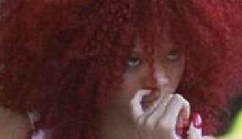 Rihanna se scobeste in nas si le arata degetul paparazzilor! FOTO