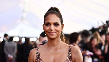 Halle Berry arată senzațional în costum de baie la 54 de ani. Imaginile care i-au cucerit pe fani