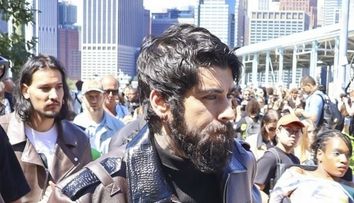 Este unul dintre cei mai râvniți burlaci, dar nici cele mai devotate fane nu l-au recunoscut! Cum a fost surprins celebrul artist