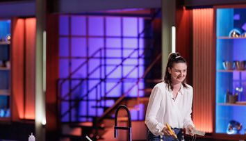 Masterchef 2024, 30 septembrie. Roxana Cionca aduce în platou o rețetă reinterpretată. Antreprenoarea încearcă să îi îndulcească pe chefi cu o rețetă de ou cu fistic, diferită de ce știau ei până acum: „Cum arată toată treaba aia...”