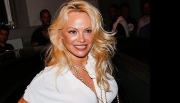 Pamela Anderson, în costum de baie pe coperta revistei MAXIM în ziua în care s-a măritat a 5-a oară