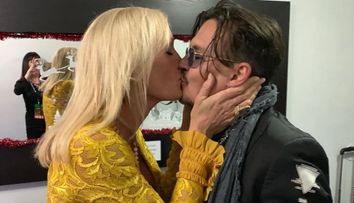 Johnny Depp, sărutat pe gură de o blondă divorțată și cu doi copii. Cine e femeia