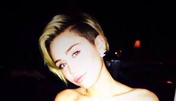 Topless, cu dinti falsi si peruca. Imaginea cu care Miley Cyrus si-a ingrozit fanii