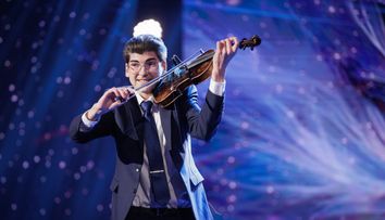 Românii au talent 2025, 7 februarie. Seby de la Galați, băiatul de 15 ani care a cântat la vioară muzică lăutărească și a ridicat sala în picioare. Dragoș Bucur: „În timp ce cânți, pui tot sufletul”