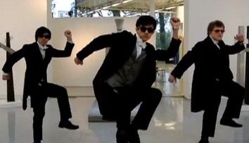 Gangnam Style a devenit Eton Style!  Vezi <span style=