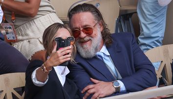 E îndrăgostit lulea de iubita cu 19 ani mai tânără! Russell Crowe, selfie-uri romantice și paradă de gesturi tandre în tribune la Roland-Garros