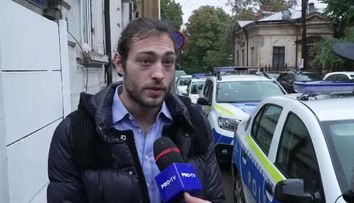 Toto Dumitrescu, gest bizar în fața Judecătoriei! Nu a ținut cont că e filmat și s-a exteriorizat în fața unei domnișoare. Ce s-a întâmplat, în timp ce camerele erau pe el