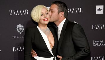 Lady Gaga si Taylor Kinney, in ipostaze mai mult decat tandre. Imaginea in care isi saruta iubitul i-a cucerit pe fani