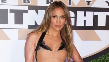 Jennifer Lopez, intr-o tinuta super sexy si, in acelasi timp, de un bun gust desavarsit. Rochia este creatia unei romance: FOTO
