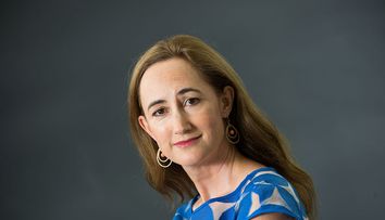Sophie Kinsella a murit la 55 de ani. Romanul său, care a fost ecranizat, „Mă dau în vânt după cumpărături”, s-a vândut în milioane de exemplare