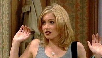 Iti mai aduci aminte de Kelly? Vezi cum arata actrita care a invins cancerul dupa 15 de ani de la Familia Bundy