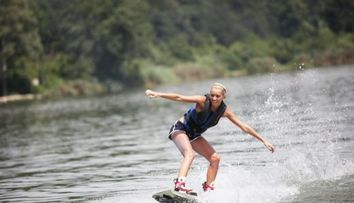 Diana Dumitrescu practica wakeboarding-ul
