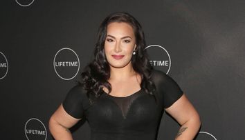 Fiica lui Steven Seagal este un model plus size de succes. Cum arata Arissa tanara care cucereste cu rotunjimile ei sexy