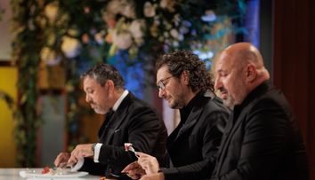 Finala MasterChef România, 16 decembrie 2025. Se dă startul primei degustări. Deși preparatele arată bine, finaliștii nu au făcut cele mai inspirate combinații: „Fix ce îmi era frică aia s-a întâmplat”. Gina Pistol, anunț surpriză la finalul jurizării