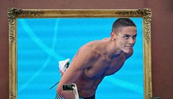 Imagine virală cu campionul David Popovici: „De expus în Luvru”. Înotătorul se pregătește de Campionatele Europene de la Paris
