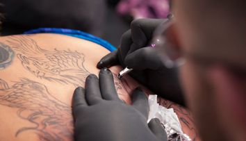 Este posesorul unui tatuaj unic! Ce si-a desenat pe spate un barbat din dorinta de a dobori un record mondial