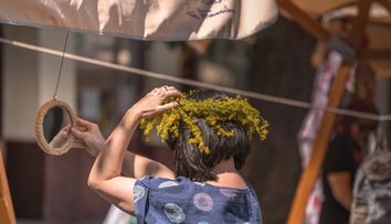 De ce se poartă coronițe din flori de Sânziene și ce semnifică acestea. Obiceiul despre care se spune că aduce bani și belșug în casă pe 24 iunie