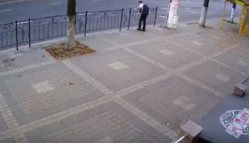 S-a indepartat de gard pentru cateva secunde! Este uluitor ce s-a intamplat cateva clipe mai tarziu