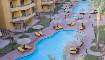 Un turist a murit după ce a fost mușcat de o cobră în timpul unui spectacol la un resortul din Hurghada