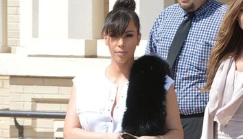 Kim Kardashian pare sa nu constientizeze ca este insarcinata. A purtat o fusta de piele, mult prea stramta pentru noile dimensiuni