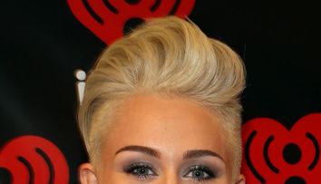 Miley Cyrus si-a uitat acasa pantalonii. Cum arata cea mai obraznica tinuta purtata de fosta vedeta Disney