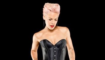 Pink, mandra de abdomenul ei demn de o antrenoare de fitness. Vedeta si-a expus corpul tonifiat la plaja: FOTO