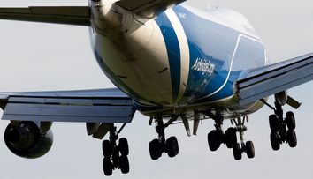 Pasager clandestin pe o cursă Johannersburg-Amsterdam. Cum a supraviețuit peste 8 ore pe roata avionului