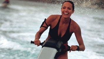 Alicia Vikander preia cel mai sexy rol al Angelinei Jolie. Cum arata in postura de Lara Croft