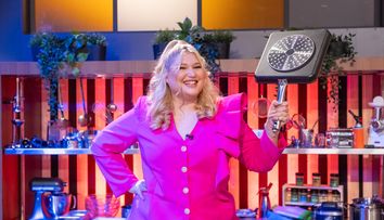 MasterChef România, 8 septembrie. Bia Todor, „Blonda desăvârșită”, le-a adus Chefilor zâmbetul pe buze! Concurenta a stârnit hohote de râsete în platou: „Știi cum să faci să nu se lipească ouăle?”