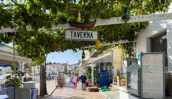 Cum recunoști o tavernă autentică în Grecia. Semnele care îți arată că vei mânca precum localnicii, nu într-un restaurant pentru turiști