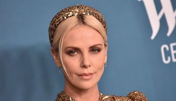 Charlize Theron și imaginile pe care le-ar vrea șterse de pe net! Paparazzi au surprins-o cu fusta ridicată de vânt