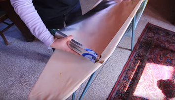 Un truc ingenios! Pune o folie de aluminiu pe masa de calcat, iar rezultatul este spectaculos
