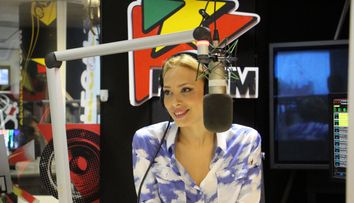 Iulia Vantur si-a inceput dimineata la matinalul PRO FM, alaturi de Andrei Gheorghe si GreeG