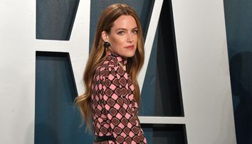 Riley Keough, nepoata lui Elvis Presley, are o meserie rară: moașă pentru moarte