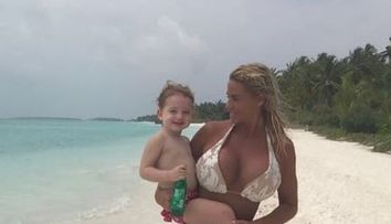 Katie Price, cea mai controversată mamă: fiicele ei se machiază și poartă tocuri încă de la 5 ani
