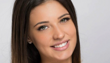 Antonia, retusata atat de mult pe coperta unei reviste, incat i-a disparut mana stanga! Vezi si tu fotografia pe seama careia s-au amuzat fanii ei