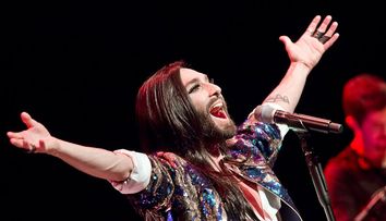Conchita Wurst a bifat încă o apariție excentrică. Cum arată îmbrăcată într-o rochie scurtă și mulată